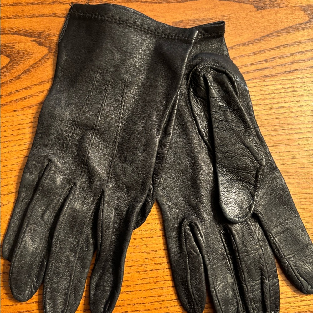 Women’s black leather gloves